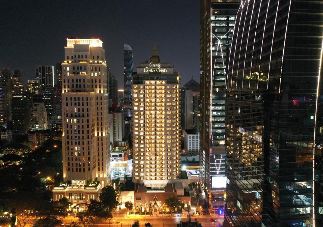 Grande Centre Point Ploenchit Hotel Bangkok Exterior photo The hotel at night