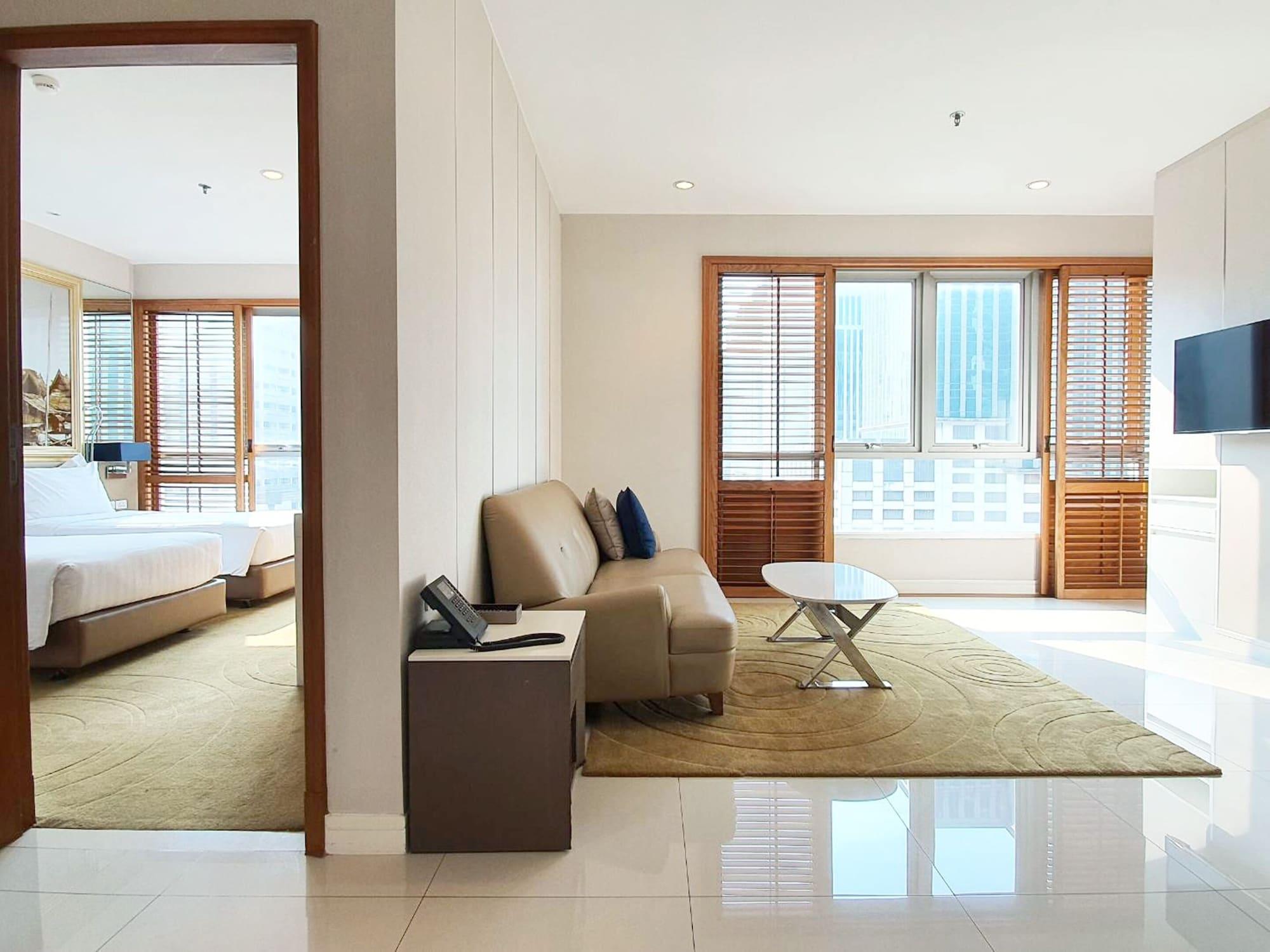 Grande Centre Point Ploenchit Hotel Bangkok Exterior photo A suite at the hotel