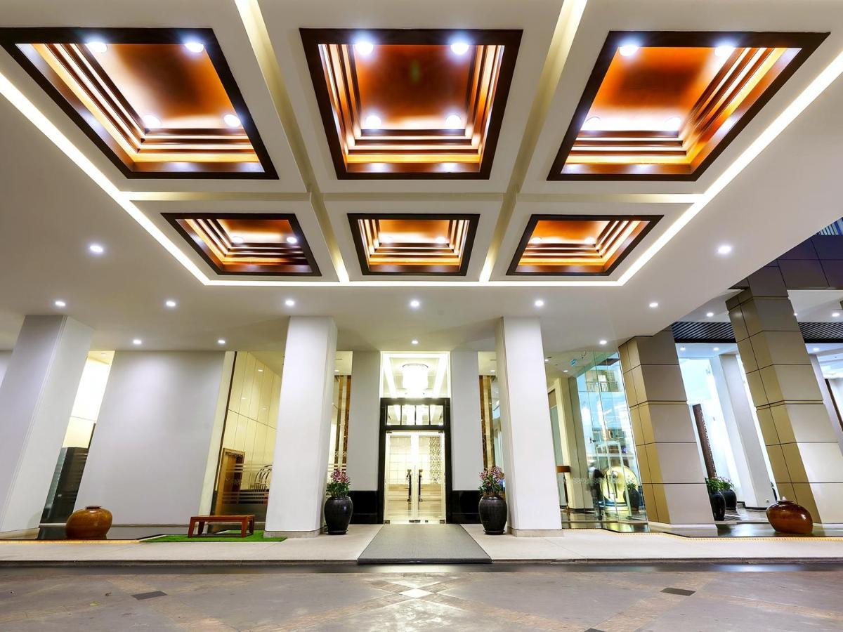 Grande Centre Point Ploenchit Hotel Bangkok Exterior photo The lobby of the hotel