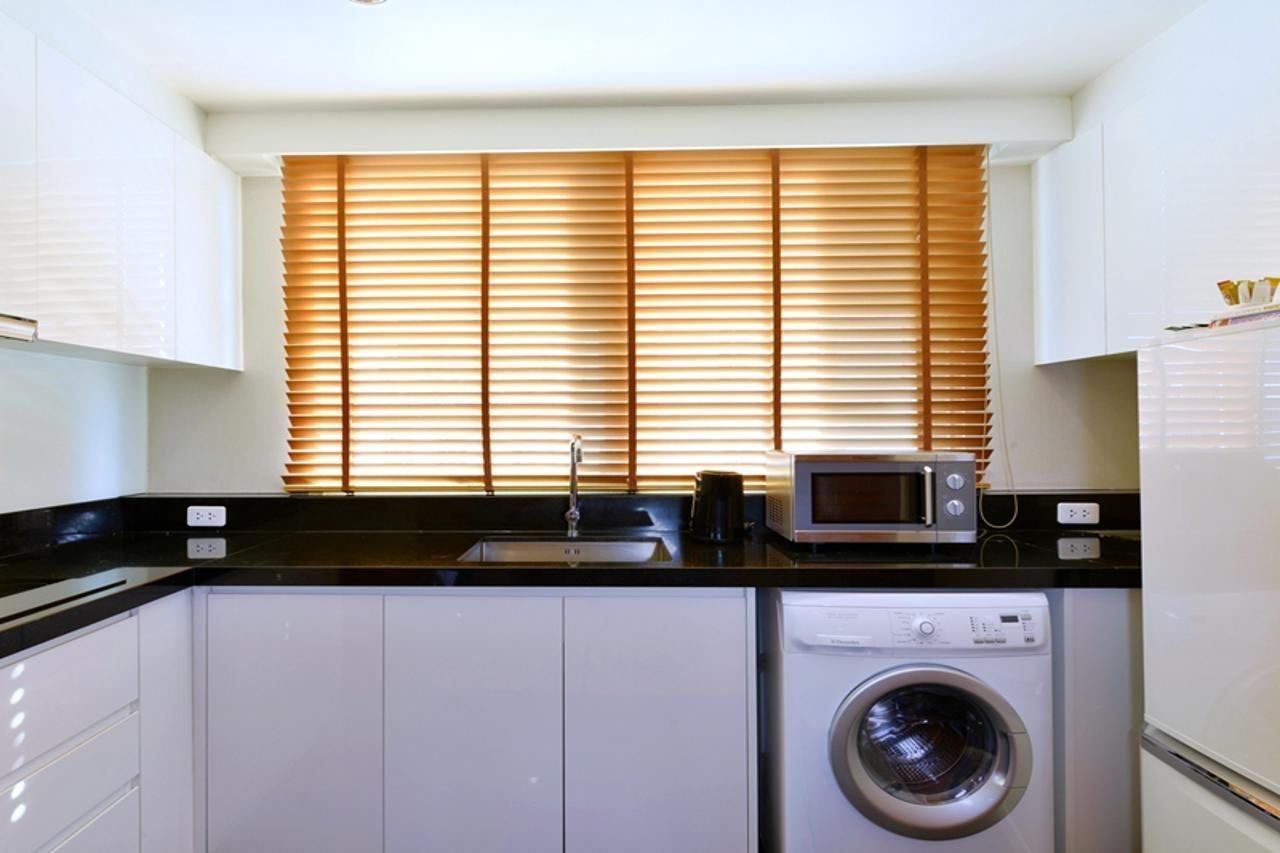 Grande Centre Point Ploenchit Hotel Bangkok Exterior photo Wood venetian blinds