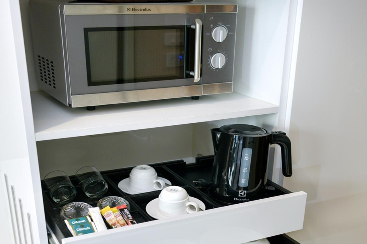 Grande Centre Point Ploenchit Hotel Bangkok Exterior photo A microwave oven in a hotel room