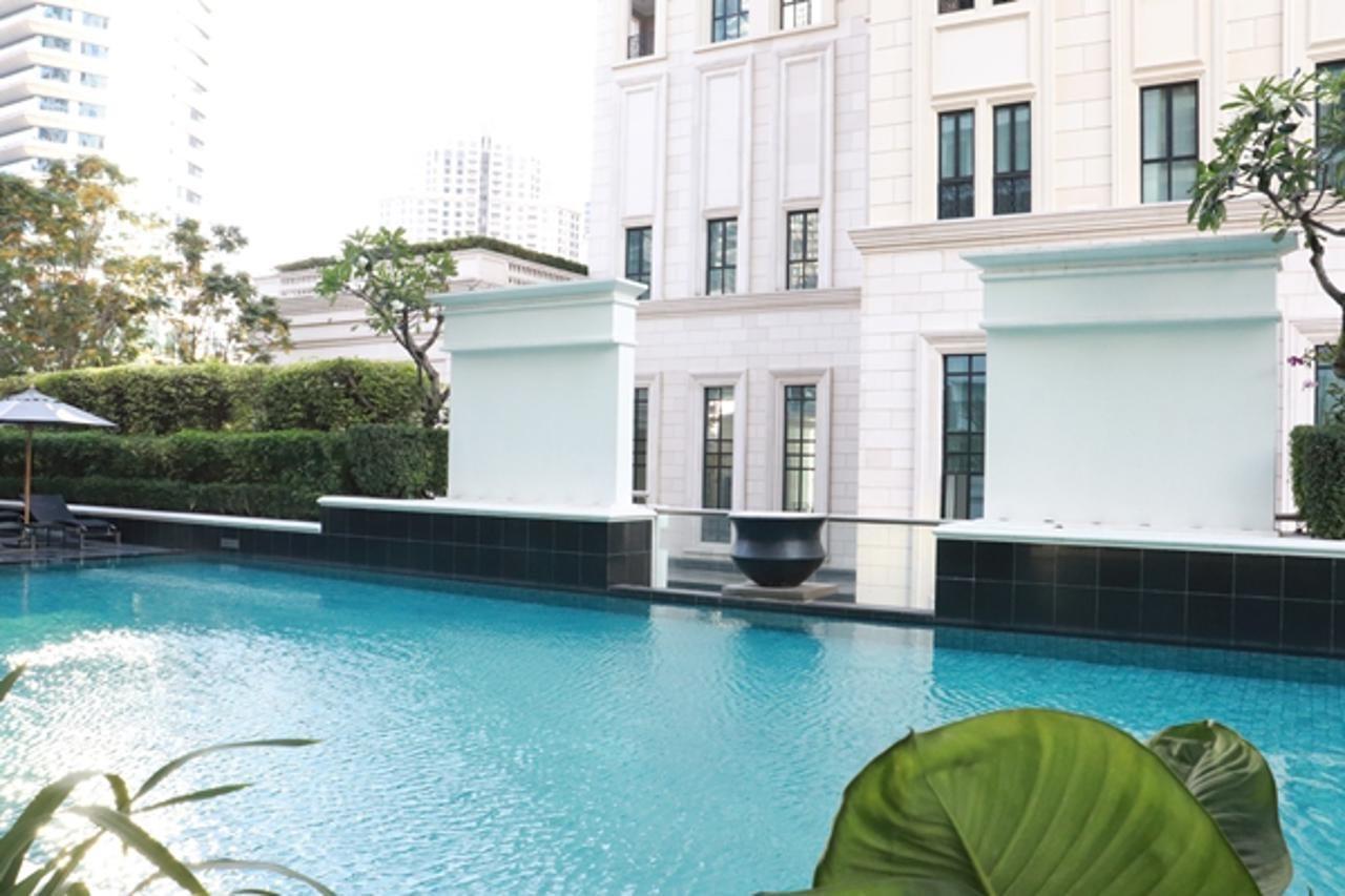 Grande Centre Point Ploenchit Hotel Bangkok Exterior photo The pool at the hotel