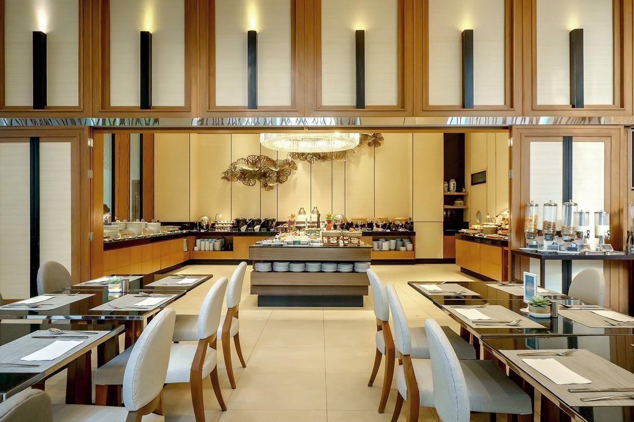 Grande Centre Point Ploenchit Hotel Bangkok Exterior photo The restaurant at the hotel