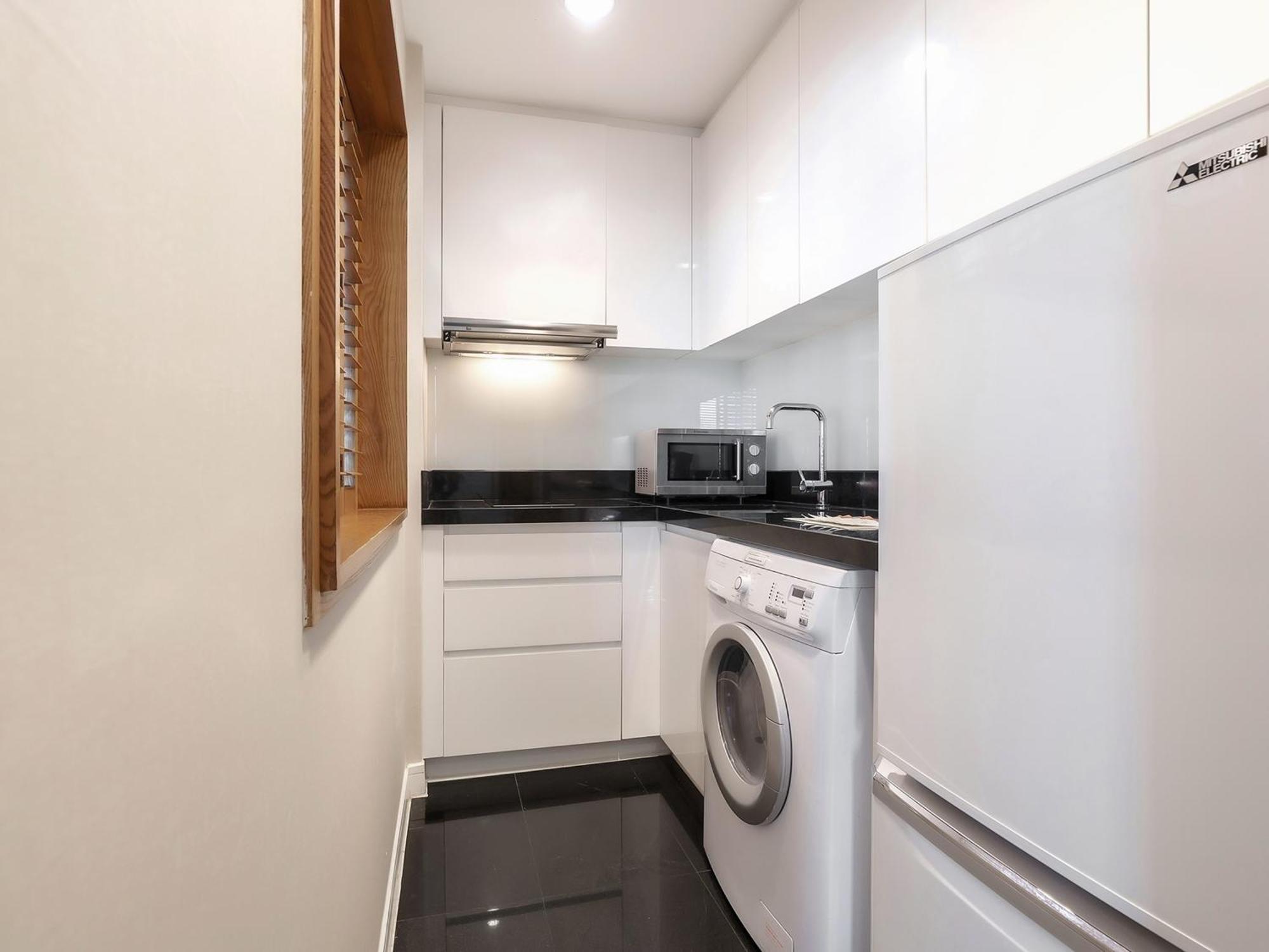 Grande Centre Point Ploenchit Hotel Bangkok Room photo A small kitchen