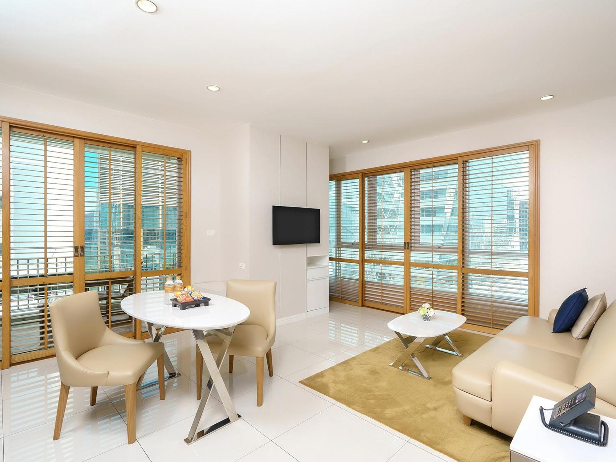 Grande Centre Point Ploenchit Hotel Bangkok Room photo A living room in a serviced apartment in Bangkok, Thailand