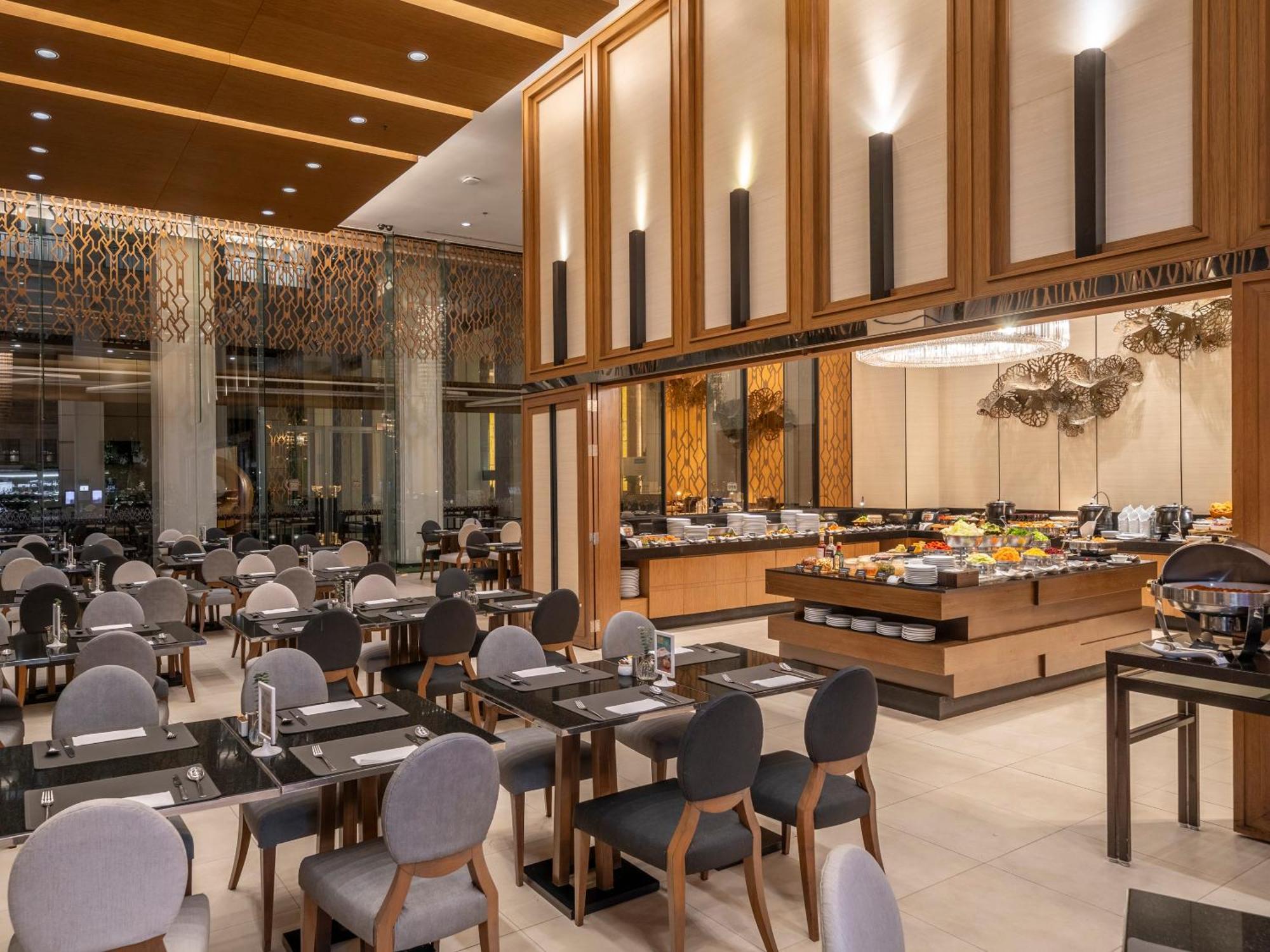 Grande Centre Point Ploenchit Hotel Bangkok Exterior photo The restaurant
